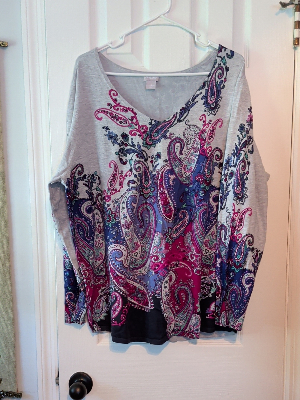 Chico's Gray V-Neck Paisley Top with Jeweltone Color Accents Sz XXL